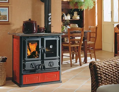 Cucina a legna dalle linee rustiche