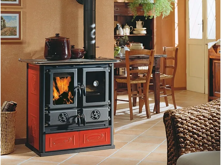 Cucina a legna dalle linee rustiche