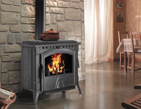 Stufa in ghisa a legna con fiamma accesa