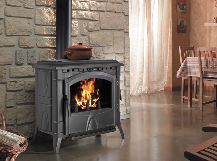Stufa in ghisa a legna con fiamma accesa