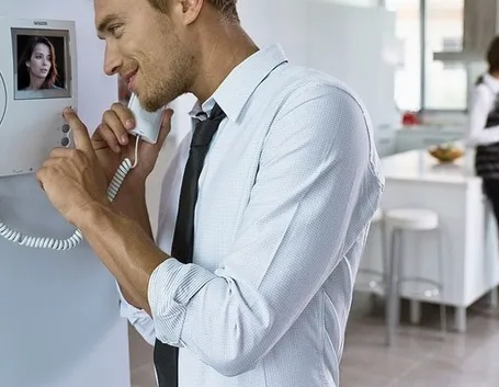 Uomo che parla al citofono