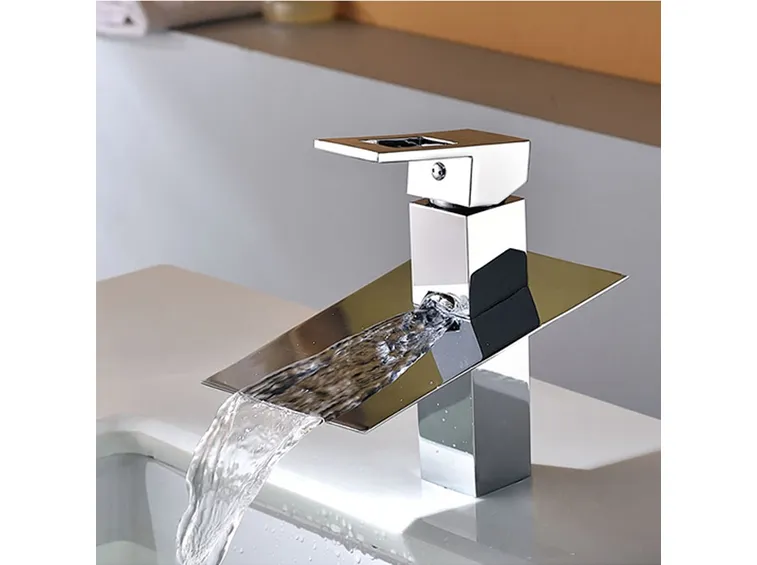 Rubinetto a cascata per lavabo