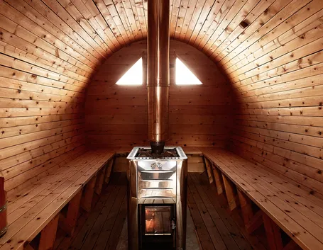Sauna con stufa centrale