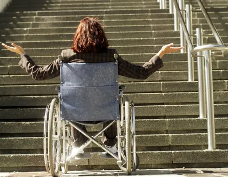 Un disabile e le scale