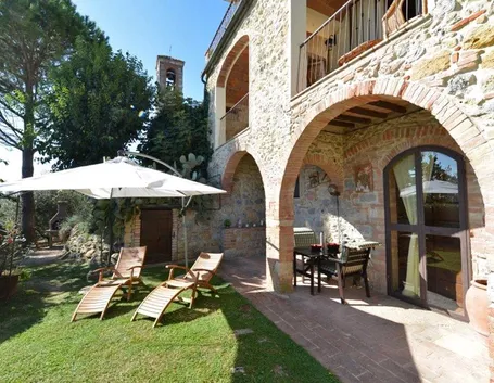 Giardino di casa di campagna con portico