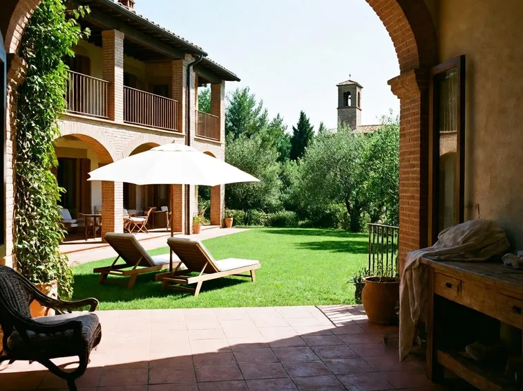 Giardino di casa di campagna con portico