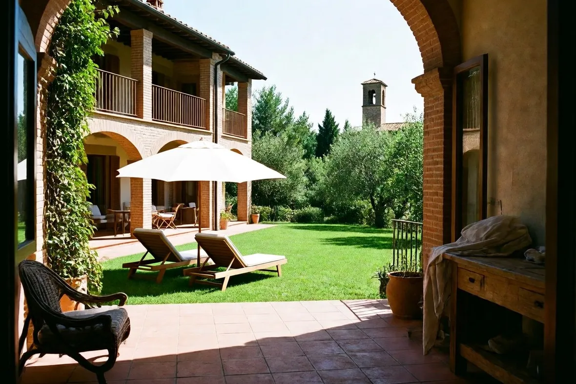 Giardino di casa di campagna con portico