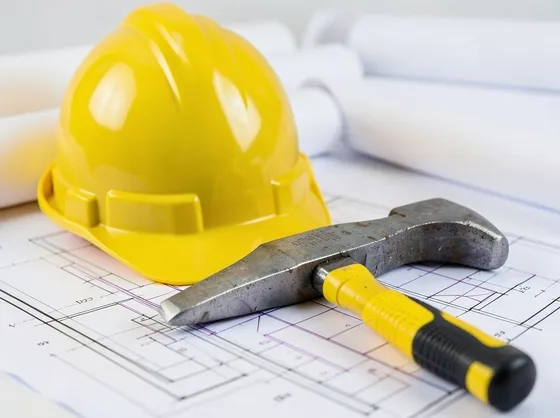 Casco da lavoro sopra una planimetria di un edificio