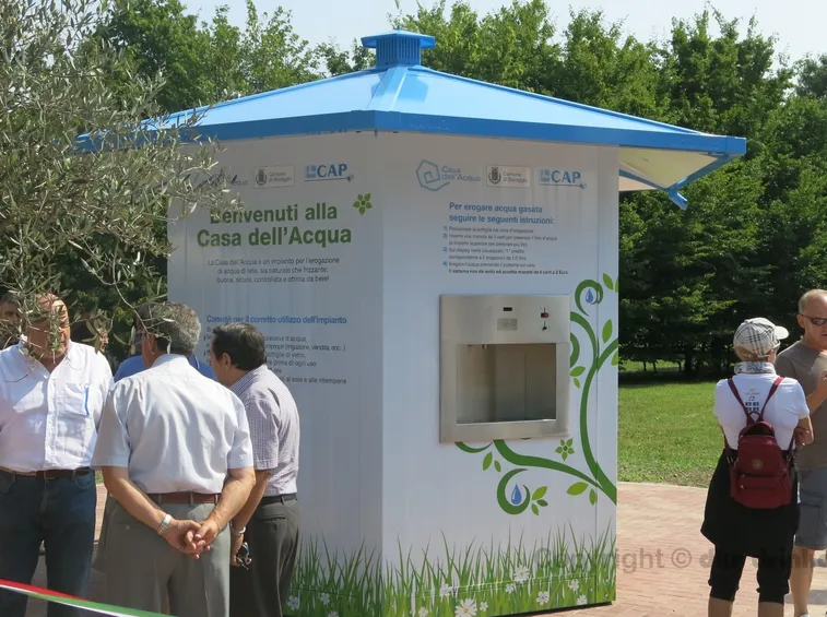 Cittadini che utilizzano casa dell'acqua Bareggio
