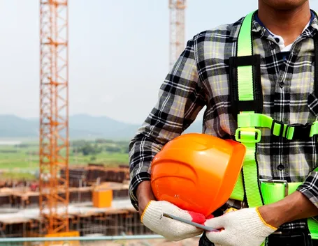 Operaio con accessori di sicurezza