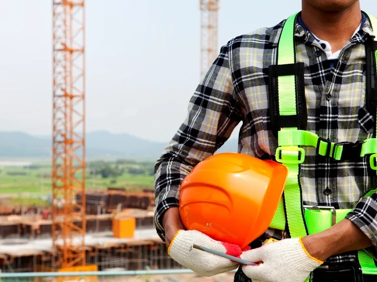 Operaio con accessori di sicurezza