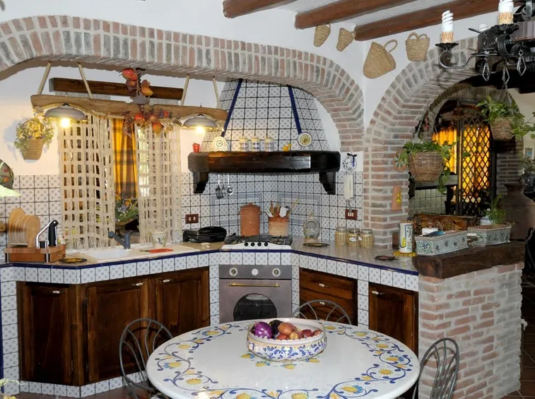 Cucina chiara in finta muratura