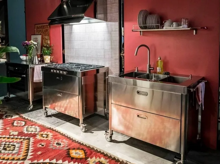 cucina free standing in acciaio