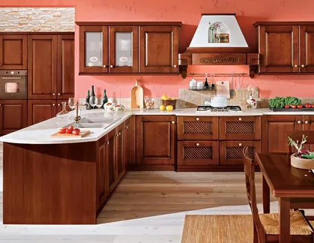 Cucina in legno classica con penisola