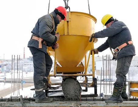 Operai muniti di caschetto di sicurezza