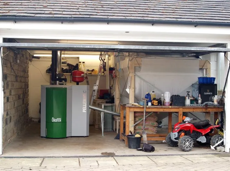 Modello di caldaia in garage