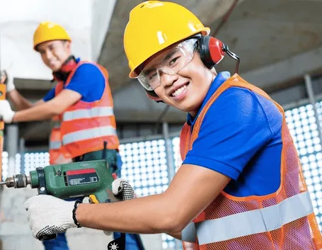 Operai che lavorano in sicurezza