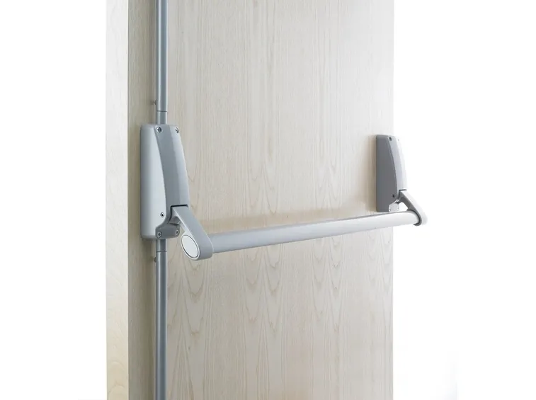 Porta con maniglione a pressione