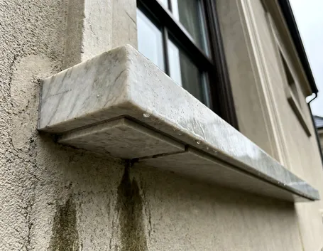 A cosa serve il gocciolatoio e perché l'acqua risale sotto il davanzale