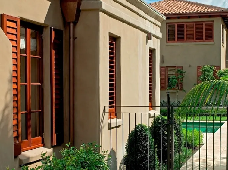 Casa con infissi in legno