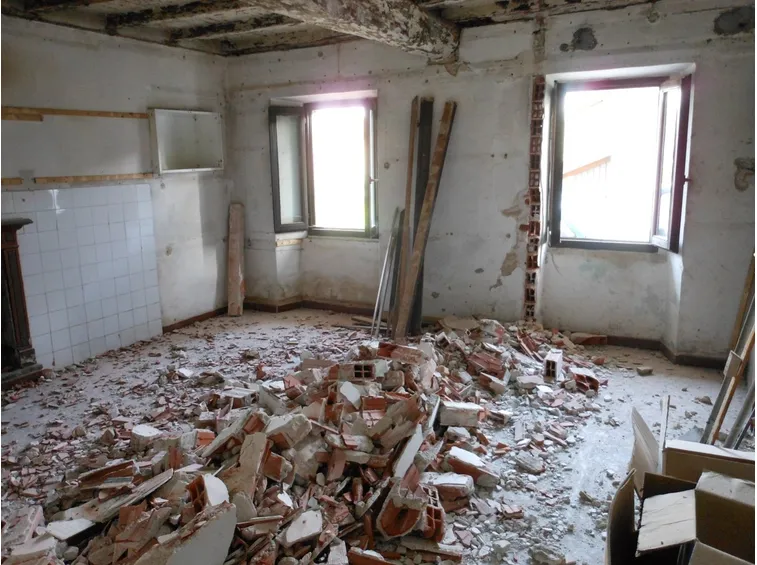 Demolizione di un muro interno