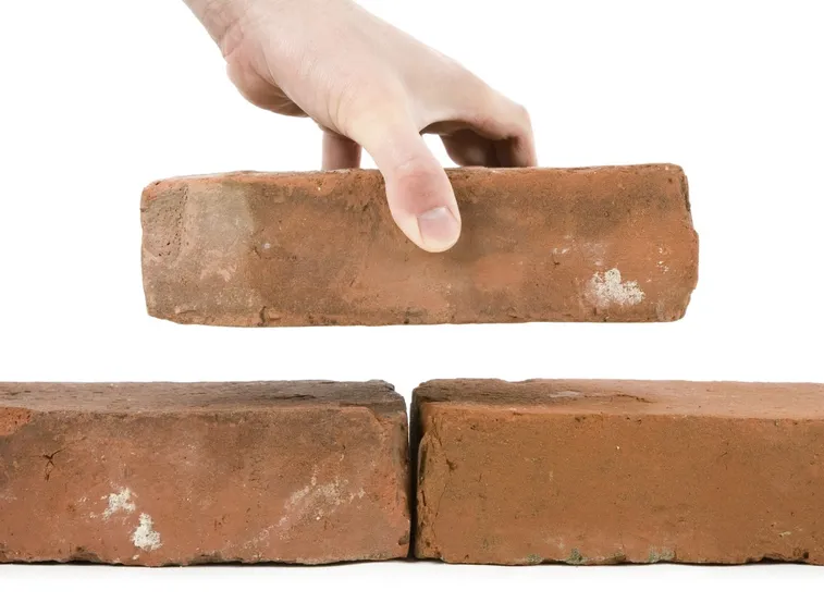 Posare un muro di mattoni