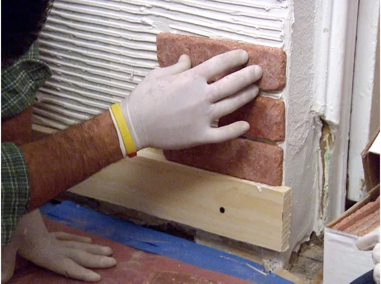 Applicazione piastrelle parete