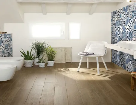 Piastrelle bagno effetto legno e maiolica