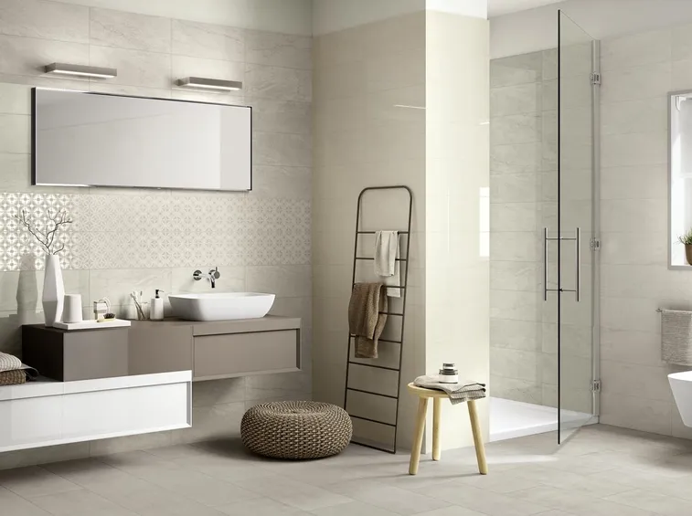 Bagno con rivestimento in ceramica