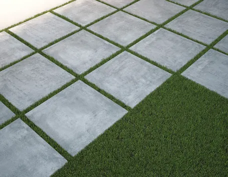 Piastrelle da giardino su prato erboso