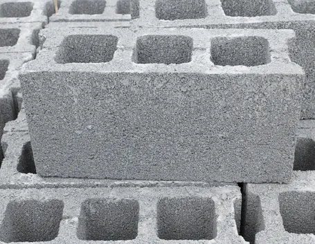 Una pila di blocchi cemento