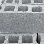 Una pila di blocchi cemento