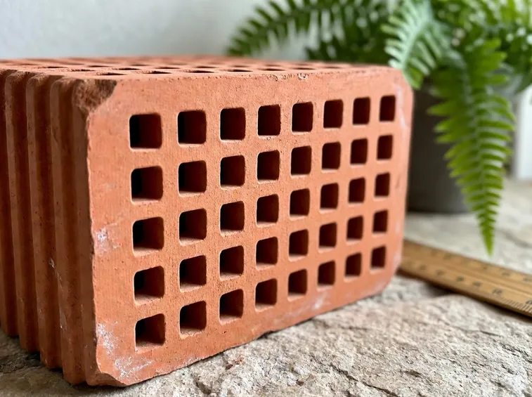 Blocco forato isolante