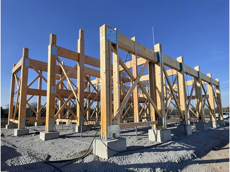 La costruzione di un edificio in legno
