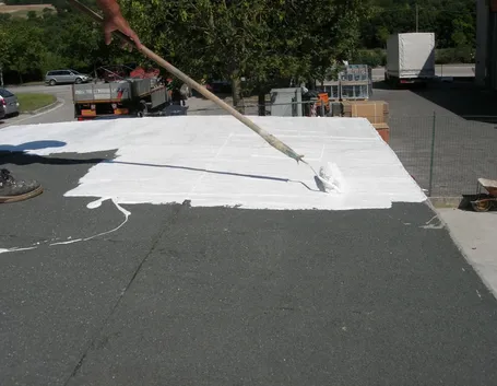Applicazione di un rivestimento in resina