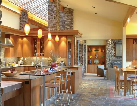 Cucina con pavimentazione in pietra
