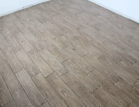 Gres porcellanato effetto legno durante la posa