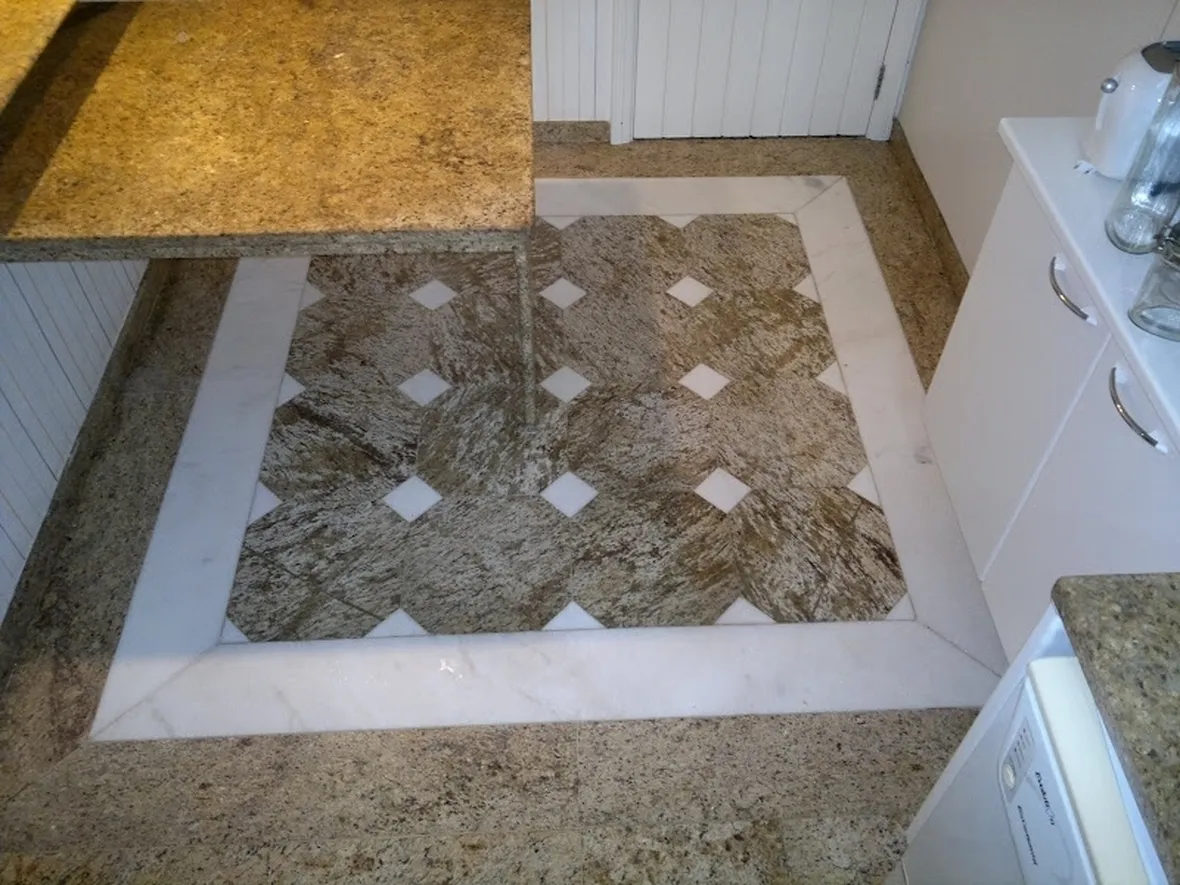 Pavimento granito decorato