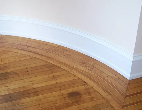 Pavimento in legno con macchie