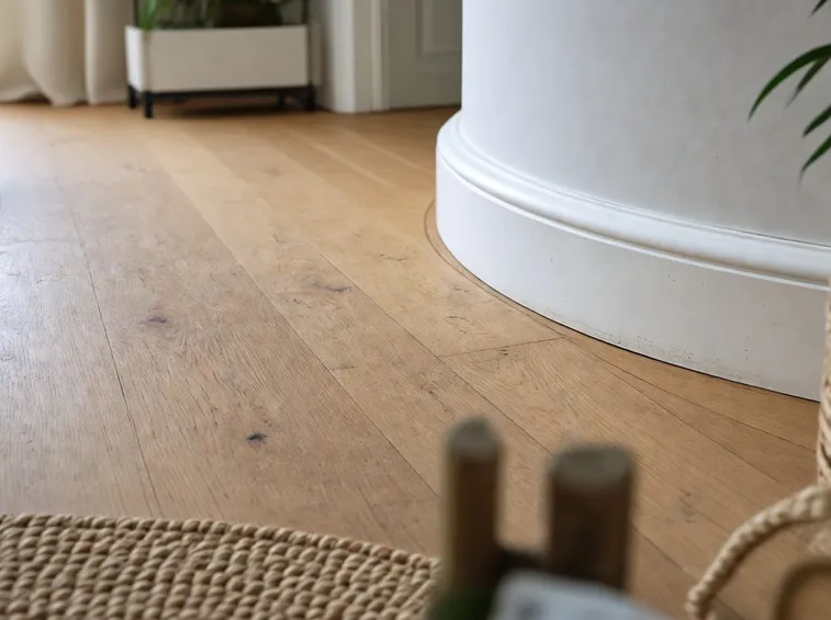 Pavimento in legno con macchie