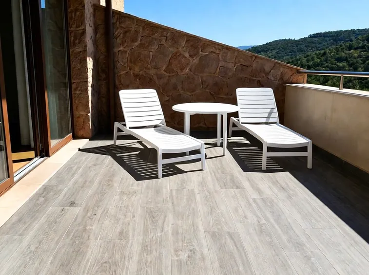 Piastrelle in ceramica sul terrazzo