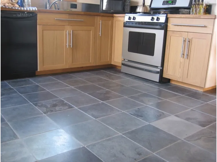 Cucina con pavimento in linoleum