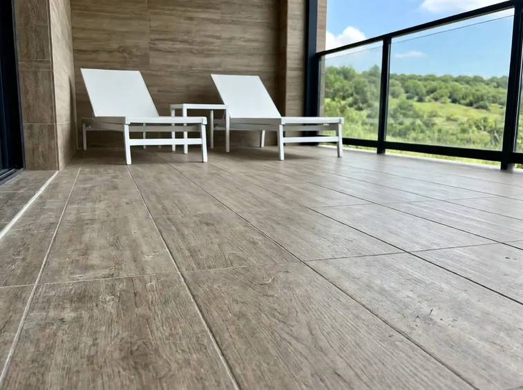 Gras porcellanato per esterni effetto legno
