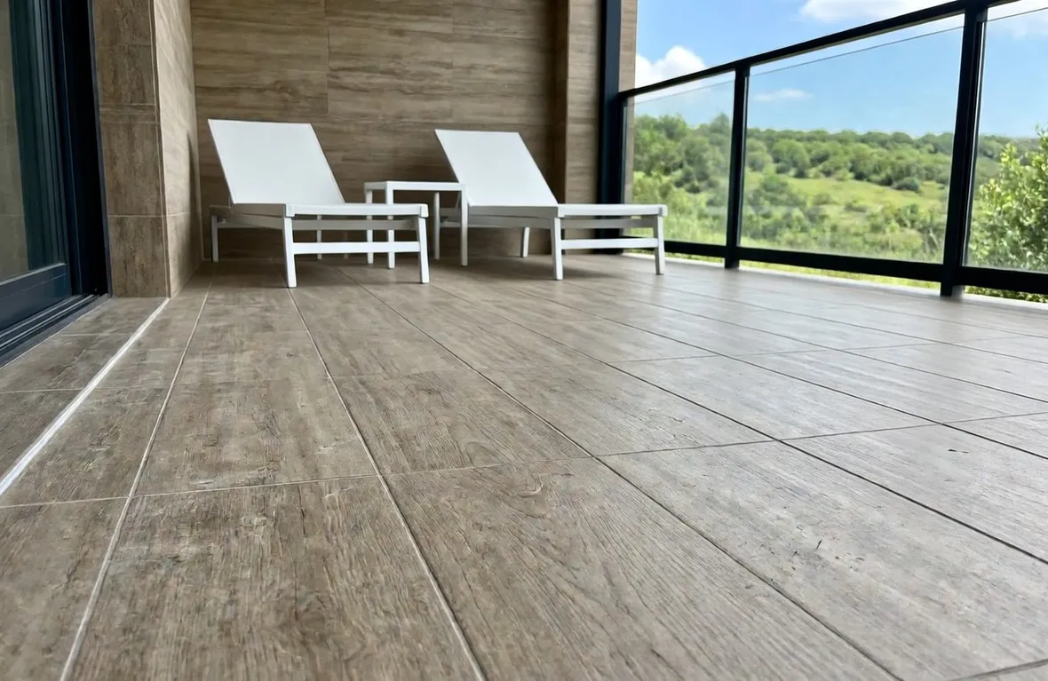 Gras porcellanato per esterni effetto legno
