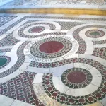 Pavimento in porfido decorato