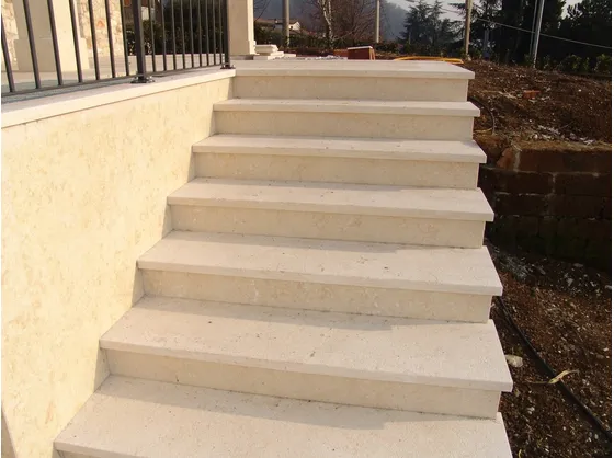 Rivestimento di scala esterna realizzato in marmo
