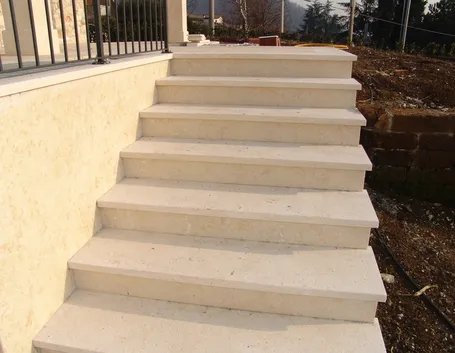 Rivestimento di scala esterna realizzato in marmo