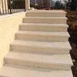 Rivestimento di scala esterna realizzato in marmo