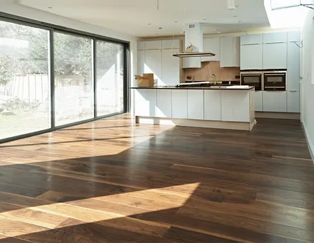 Pavimento laminato effetto legno scuro
