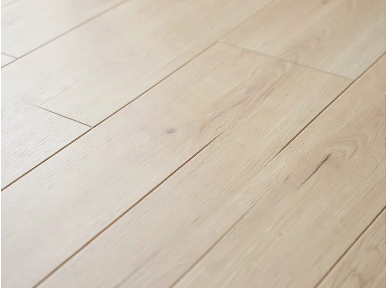Pavimento laminato effetto legno chiaro